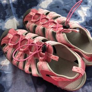 Size 9 women’s water shoe